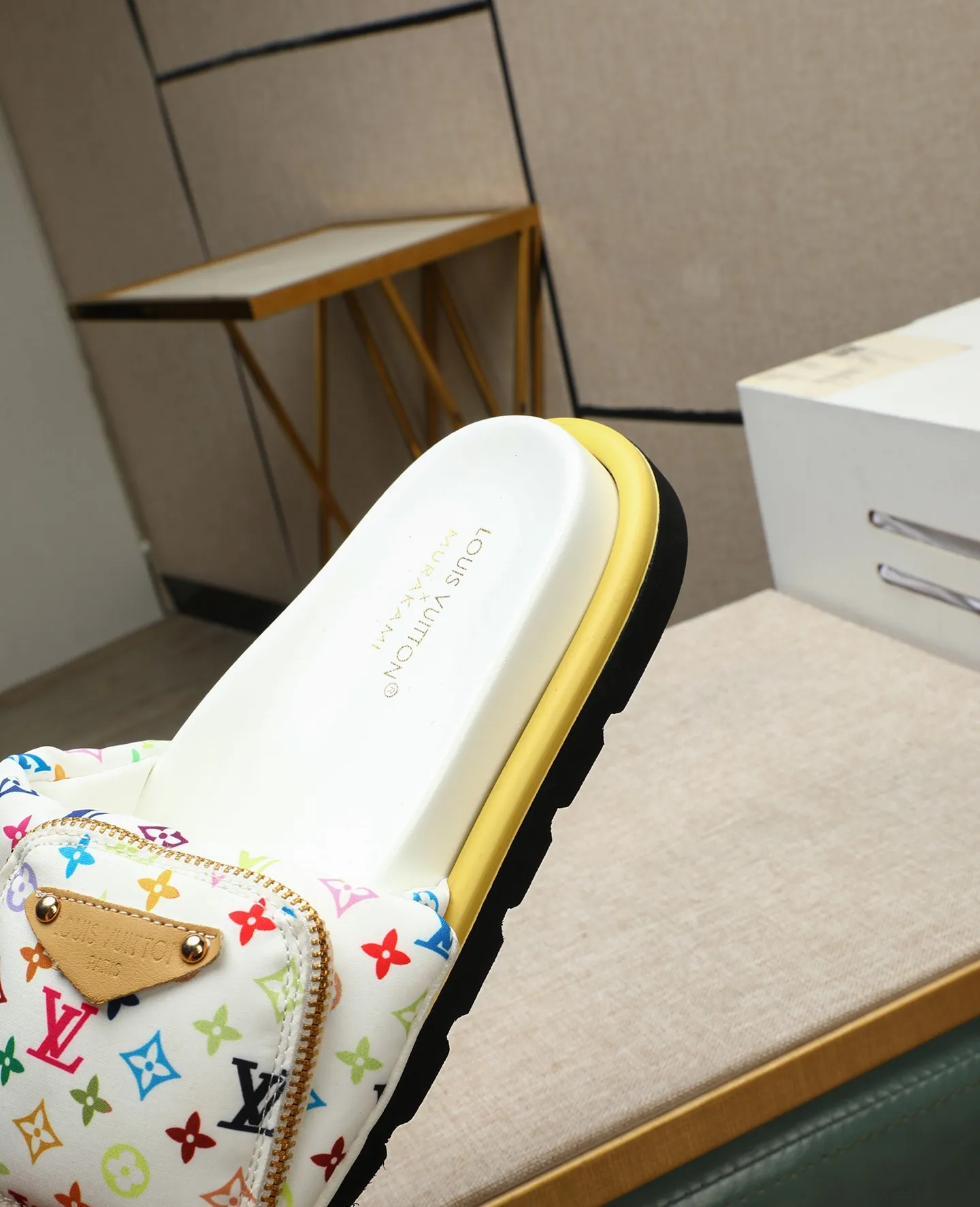 Factory price 360 ​​🐢🐢Men's shoes for couples, with drawer box [LOUIS VUITTON] Louis Vuitton, the latest LV official website printed wallet and men's and women's slippers 🔥🔥🔥 are now on the market. The drawer box is packaged with cloth bags and cards. The upper pattern looks very soft and waxy, and is a super versatile leg slimming tool. Fabric: Imported denim/down silk cotton embossed, LV hardware LOGO, official website pattern printing, lining: water-dyed sheepskin down filling, comfortable to wear, feet: high-elastic PU water platform. Sole: foam sole, heel height: about 5cm. Code number 36-44, (35 45 customized)